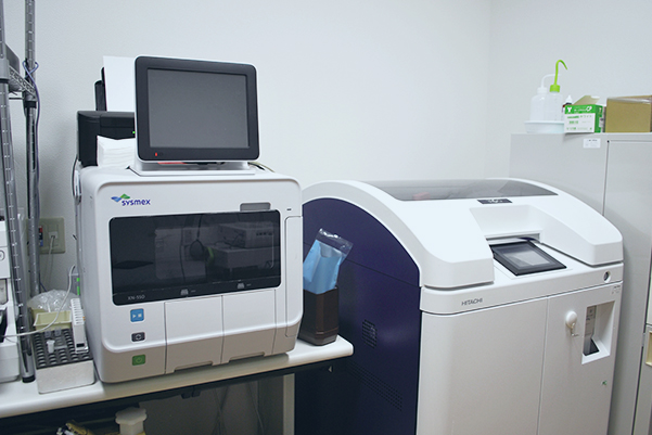 血球計算機（シスメックスXN550/写真左）自動分析装置（日立3100/写真右）